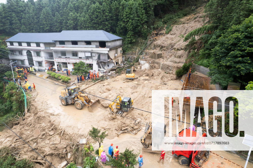 (240728) -- CHANGSHA, July 28, 2024 -- An aerial drone photo taken on July 28, 2024 shows rescuers working at the landslide site in Yuelin Village of Shouyue Town in Hengyang City, central China s Hunan Province. Fifteen people were dead and six others injured after a rain-triggered landslide hit a village in central China s Hunan Province, the provincial emergency command center said Sunday. The landslide hit Yuelin Village in the city of Hengyang at approximately 8 a.m. Sunday and washed away part of a residential house. Over 300 rescuers have been dispatched and rescue efforts have concluded. ) (FOCUS)CHINA-HUNAN-HENGYANG-LANDSLIDE-DEATH TOLL (CN) ChenxSihan