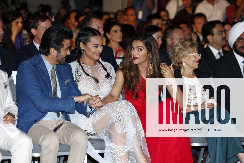 Verleihung der Bollywood Oscars in Madrid Madrid s Mayoress Manuela Carmena (R) and Indian actors Anil Kapoor (i), Sonakshi Sinha (2L) and Deepika Padukone (2R) during the presentation of the IIFA-Madrid 2016, the awarding gala of Bollywood s Oscars, at Palace Hotel in Madrid, Spain, 23 June 2016. EFE Javier Lizon PRESENTATION OF THE IIFA AWARDS GALA IN MADRID !ACHTUNG: NUR REDAKTIONELLE NUTZUNG! MAD004 20160623-636023169144470182