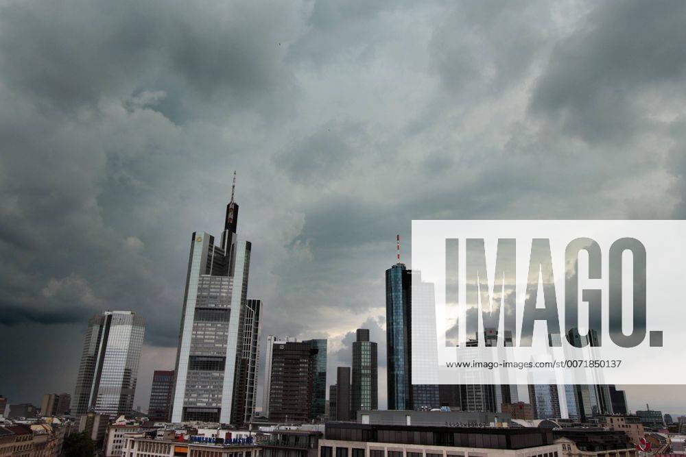 Skyline des Bankenviertel s in Frankfurt mit Bürotürmen der Commerzbank, Hessische n Landesbank HeLaBa und anderen Großbanken vor einer bedrohlich schwarzen Wolkenwand in Frankfurt, Hessen, Deutschland