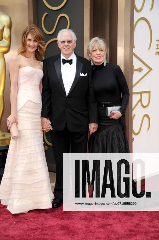 40302192. Los Ãngeles.- Los actores, Laura Dern, Bruce Dern y Andrea Beckett, durante la alfombra roja de la edicion 86 de los Premios de la Academia, en el Teatro Dolby, de Los Ãngeles. NOTIMEX FOTO ACADEMIA COR ACE OSCAR14 LOS ÃGELES CALIFORNIA ESTADOS UNIDOS
