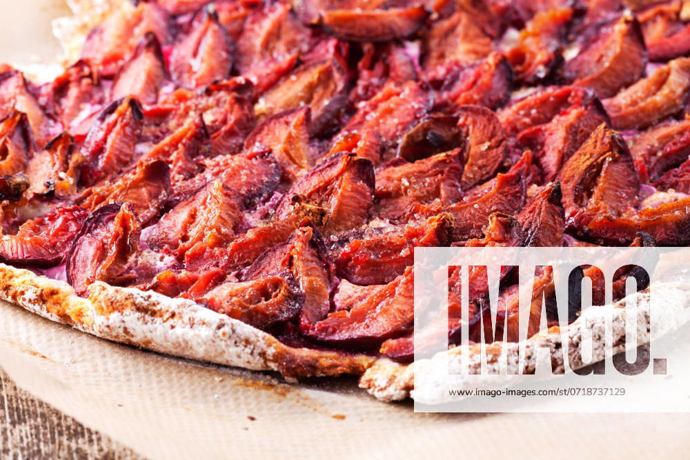 IMAGO Creative, Herbst, Food, Pflaumenkuchen Nahaufnahme eines bayerischen Pflaumenkuchens Nahaufnahme eines bayerischen Pflaumenkuchens