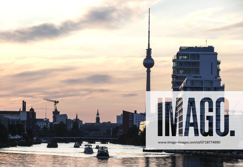 Berlin Boats sailing at sunset on the Spree, Berlin, 30 07 2024 Berlin Berlin Germany