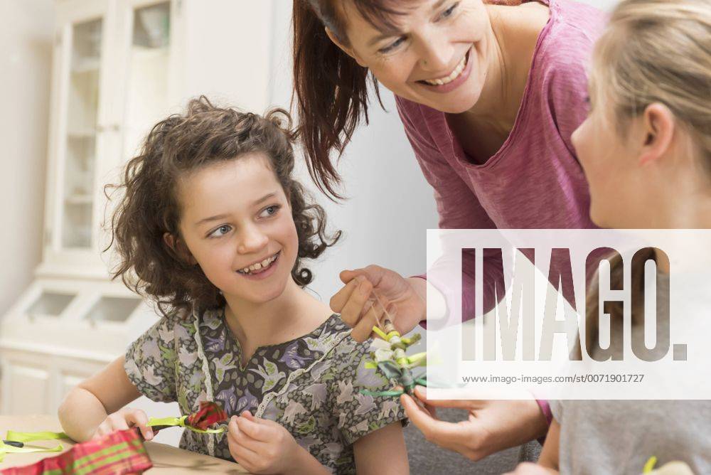 Mother and daughters tinkering model released Symbolfoto property released NHF001521