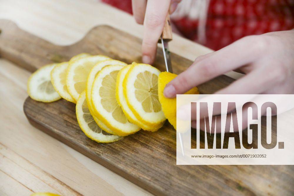 Woman s hands cutting lemon model released Symbolfoto RTBF000204