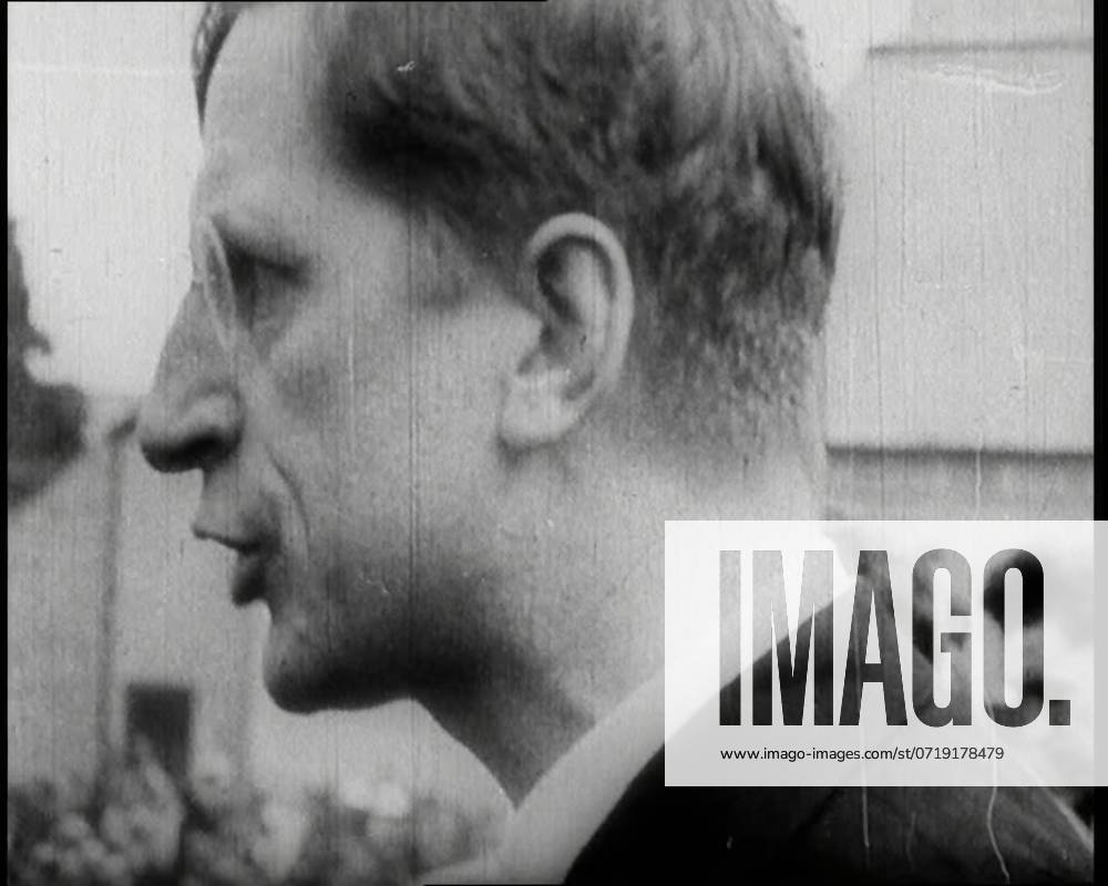Eamon De Valera Giving an Impassioned Speech to Crowds in the Irish Free State, 1922. From Time to Remember - Sitting Still And Going Slowly, 1922 (Reel 4); a review of events in 1922 including Irish Troubles, war between Greece and Turkey and developments in aviation and radio.