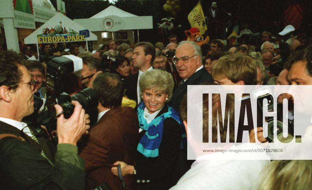 Bundeskanzler Helmut Kohl und Ehefrau Hannelore beim Kanzlerfest im Bundeskanzleramt in Bonn am 01.07.1995 (Aufnahmedatum geschaetzt) Undated photo shows German Chancellor Helmut Kohl and his wife Hannelore