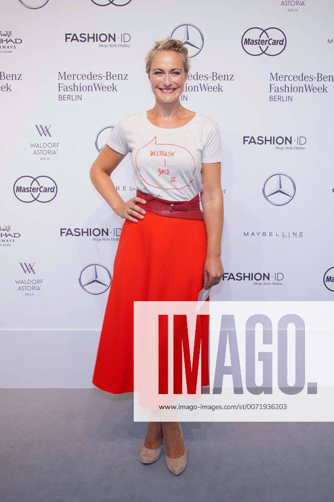 Eva Mona Rodekirchen - Ankunft zur Rebekka Ruètz Fashion-Show im Rahmen der Mercedes-Benz Fashion Week Berlin Spring Summer 2017 im Erika-Hess-Eisstadion in Berlin am 29.06.2016. Mercedes-Benz Fashion Week Berlin Spring Summer 2017