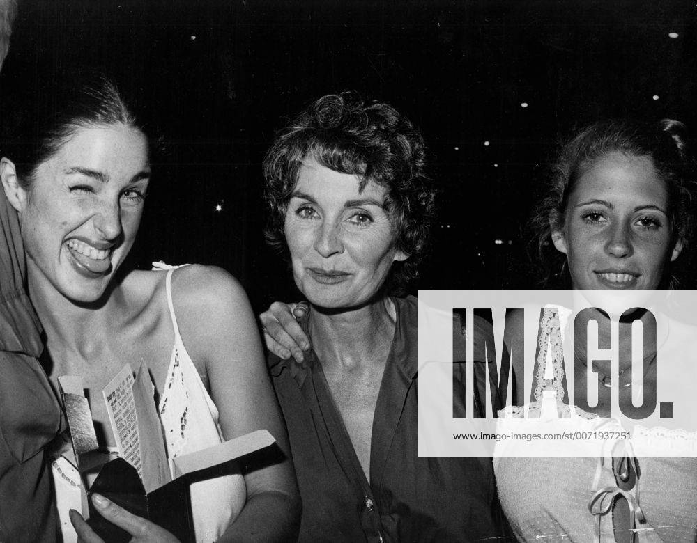 Jan. 27, 2010 - JEAN SIMMONS WITH HER DAUGHTERS TRACY GRANGER AND KATE BROOKS. JEANSIMMONSRETRO - ZUMAg49_