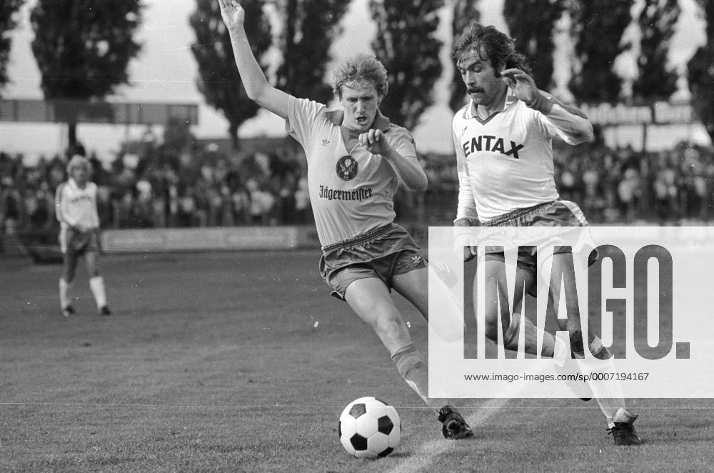 1. BL Saison 1979 1980 Eintracht Braunschweig gegen SV Werder Bremen 1:2 am 15.09.1979. Manfred Tripbacher (Braunschweig, li.) gegen Hartmut Konschal (Bremen). o0 Aufmacher,