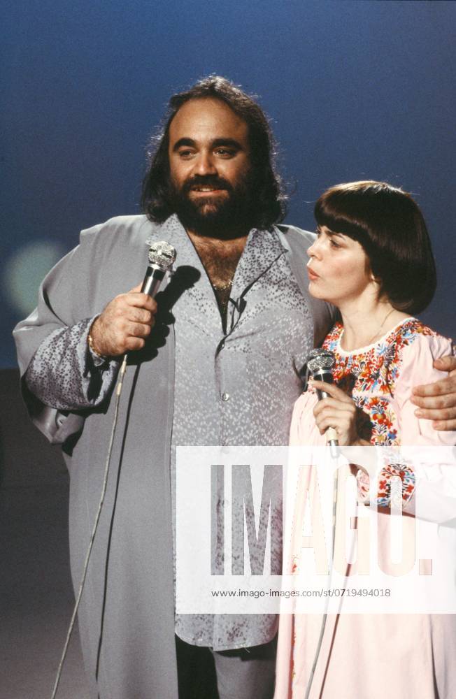 Demis Roussos, Mireille Mathieu, 1980 Singers Demis Roussos and Mireille Mathieu on the set of a television programme in 1980. Photo Jacques Loew