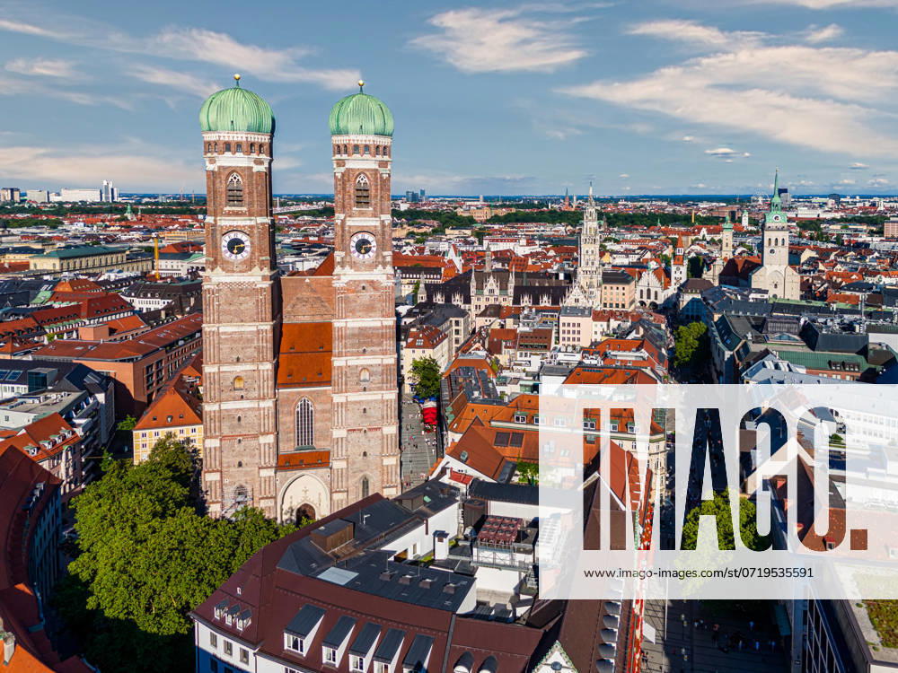 München Wahrzeichen Frauenkirche im Sommer München Stadtbild dominiert von der Frauenkirche in einer Luftaufnahme München Deutschland