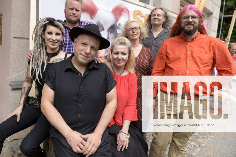 Spitzenkandidat Bruno Kramm (Piratenpartei) inmitten der Kandiaten anlässlich der Vorstellung der Wahlplakate des Piraten zur bevorstehenden Abgeordnetenhauswahl in Berlin Vorstellung der Wahlkampagne der Piratenpartei in Berlin
