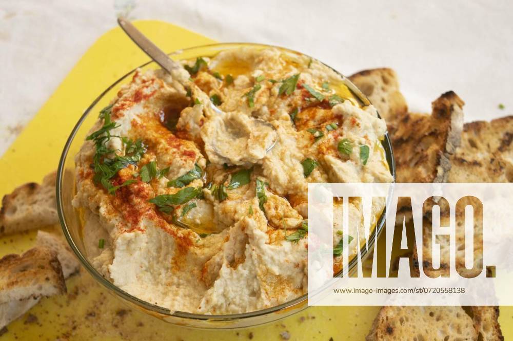 IMAGO Creative, Food, Hummus hummus and toasted bread, homemade hummus with paprika in a glass bowl and toasted bread, homemade hummus with paprika in a glass bowl and toasted bread, 01.09.2023,