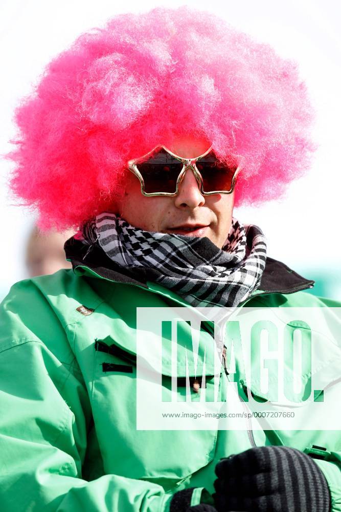 BIATHLON - IBU WC Antholz ANTHOLZ, - BIATHLON - IBU Weltcup, 7,5km Sprint der Damen. Bild zeigt einen Fan. o0 Fan Publikum Fanperücke Perücke Sonnenbrille, sunglasses