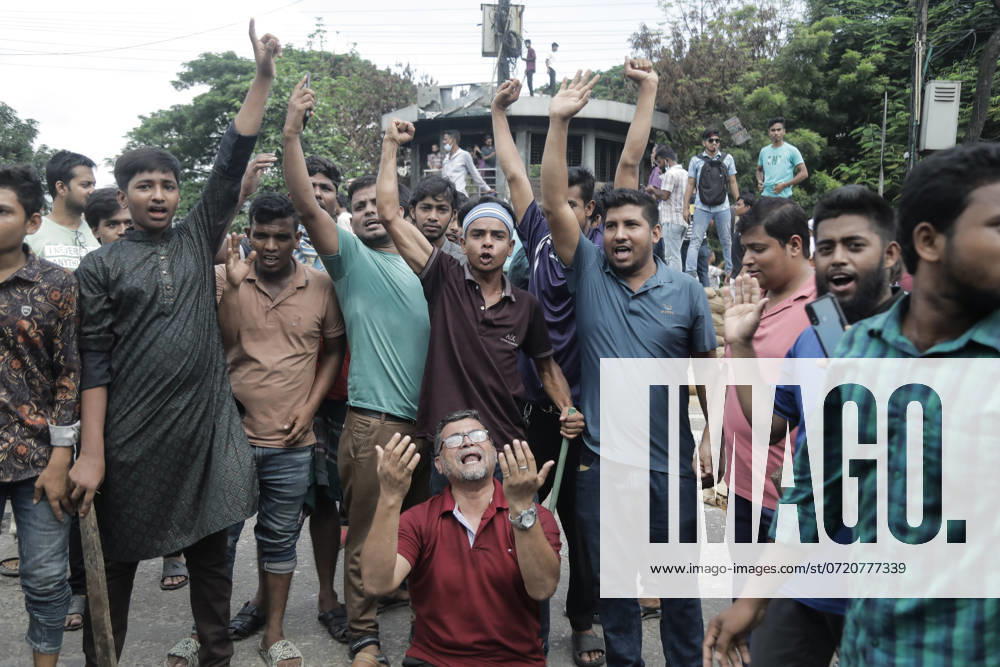 Bangladesch, Proteste in Dhaka Bangladeshi People Celebrate after PM fleeing People gather to celebrate the fall of Bangladesh Prime Minister Sheikh Hasina after intense clash between police, pro government stunts and Anti-Quota protesters in Dhaka, Bangladesh, August 5, 2024. Dhaka Dhaka Bangladesh