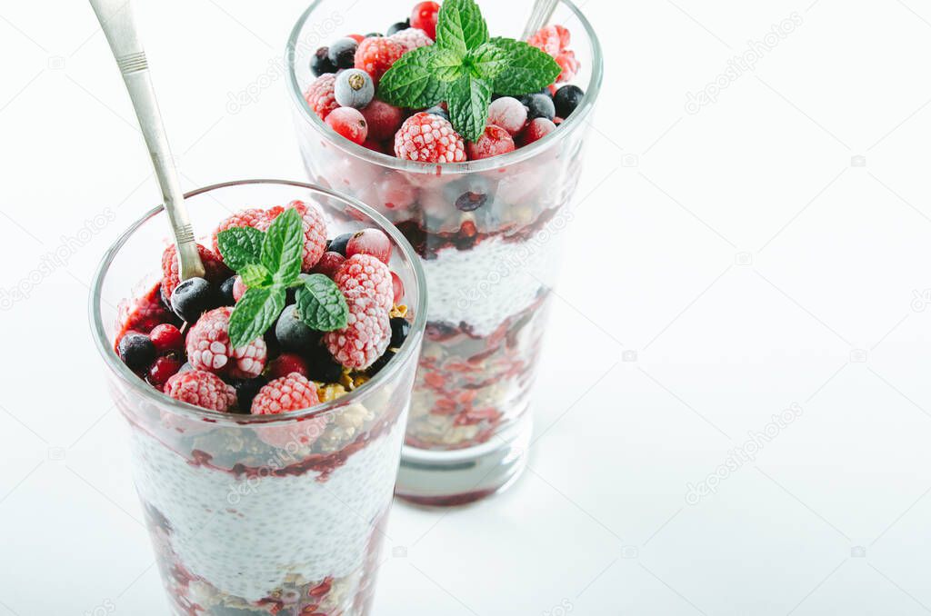 IMAGO Creative, Food, High Protein Frühstück Healthy breakfast with chia, yogurt and berries. High quality photo.