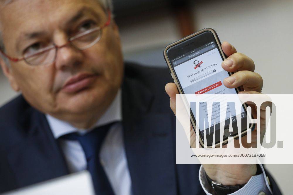 Vice-Prime Minister and Foreign Minister Didier Reynders shows his mobile phone during a press conference Ik zeg Stop - Je dis Stop of the federal public services Foreign Affairs and Justice and the collective Groep Groupe Stop, to combat the sexual exploitation of children, Wednesday 13 July 2016, in Brussels. THIERRYxROGE 04890574