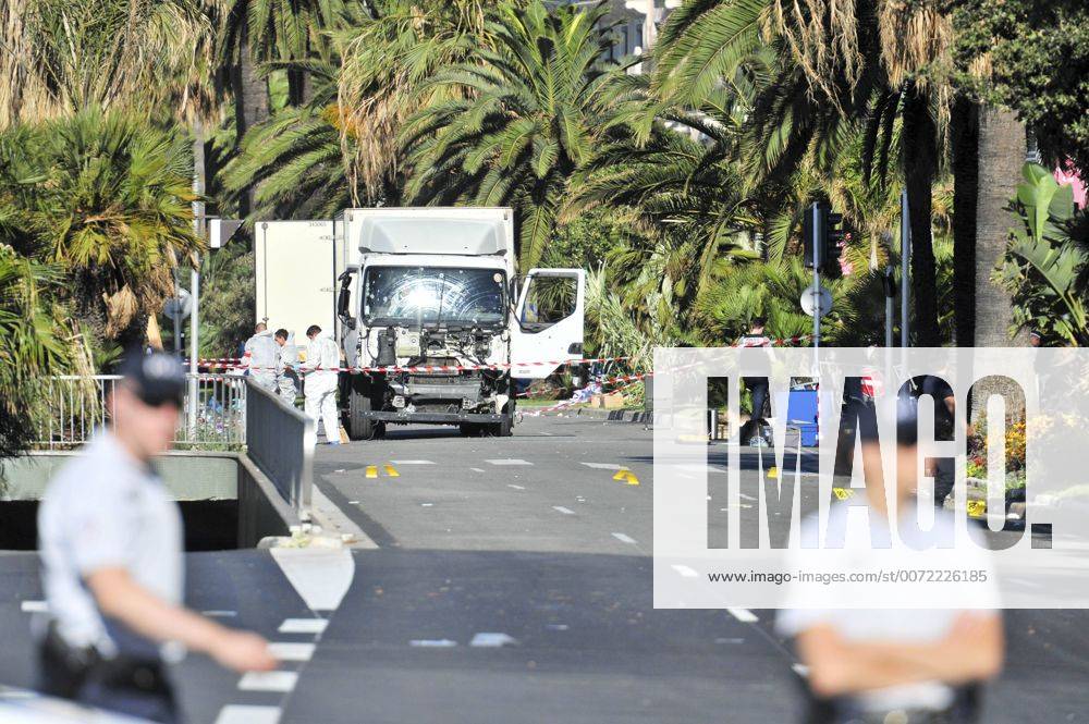 Anschlag in Nizza - Spurensicherung am Lkw LKW, mit dem der Anschlag verübt wurde auf der Promenade des Anglais - Anschlag in Nizza, Frankreich - 15 07 2016 NorbertScanella Panoramic