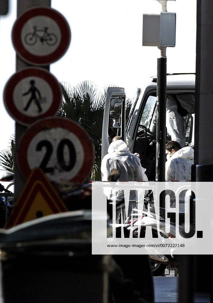 Anschlag in Nizza - Spurensicherung am Lkw Police researchers inspect the cockpit of the truck that crashed the previous night into the crowd during the Bastille Day celebrations in Nice, France, 15 July 2016. According to reports, at least 84 people died and many were wounded after a truck drove into the crowd on the famous Promenade des Anglais during celebrations of Bastille Day. The attacker, a 31-year old French-Tuninsian man, was shot to dead by the French police. Anti-terrorism police took over the investigation in the incident, media added. At least 84 people die in a truck attack in Nice !ACHTUNG: NUR REDAKTIONELLE NUTZUNG! gra010 20160715-636041760047558319