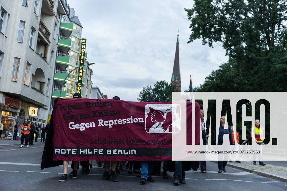Gegen Bullen Gegen Knäste Gegen Repression steht während einer Solidaritätsdemonstration am 16.07.2016 in Berlin, Deutschland auf dem Fronttransparent. Ca 100 Menschen gingen in Solidarität für zwei Demonstranten auf die Straße die bei einer Demonstration in der RIgaer Straße vor einer Woche verhaftet wurden.