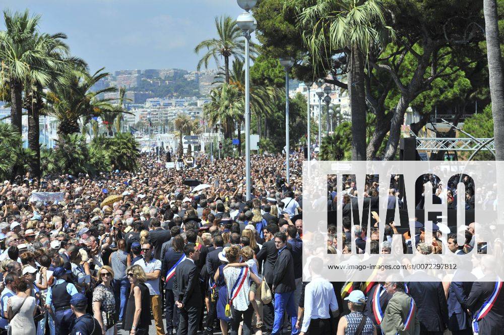 Anschlag in Nizza - Schweigeminute auf der Promenade des Anglais- La foule 18 07 2016 NORBERTSCANELLA PANORAMIC