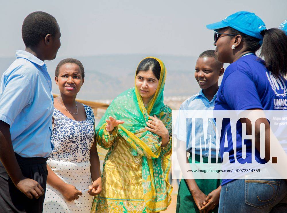 Berühmte Feministinnen, Malala Yousafzai (160718) -- KIREHE, July 18, 2016 () -- Nobel laureate Malala Yousafzai (C) interacts with Burundian refugees at the Mahama Refugees Camp in Kirehe, eastern Rwanda, July 14, 2016. laureate Malala Yousafzai said that the international donors and all countries should make education a priority and should invest in refugee children. She made the remarks on Thursday while visiting Mahama refugee camp,hosting over 49,000 Burundian refugees. () RWANDA-KIREHE-LAUREATE MALALA YOUSAFZAI-VISIT xinhua