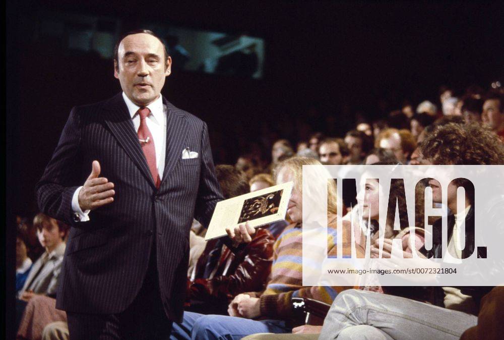 Desmond Morris as host of TV talk show, Friday Night and Saturday Morning , BBC. 1981. WHA !ACHTUNG AUFNAHMEDATUM GESCHÄTZT!