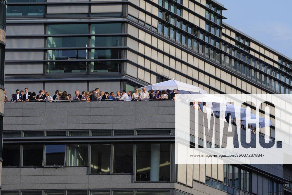 IMAGO Kreativ: Urbane Kultur - Sommer auf den Dächern Jubilaeumsgala Classic Open Air 2016 Gaeste auf einer Dachterasse gegeueber der COA Gala First Night, die Jubilaeumsgala 2016, Highlights aus 25 Jahren Classic Open Air in Berlin am Gendarmenmarkt am 21.07.2016