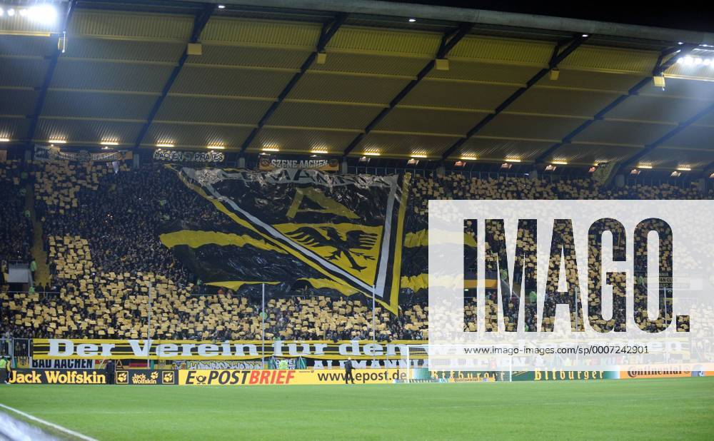 Fußball, Stadiongeschichte Alemannia Aachen 26.01.2011, DFB Pokal Viertelfinale - ALEMANNIA AACHEN - Aachener Fankurve mit großem Vereinsemblem