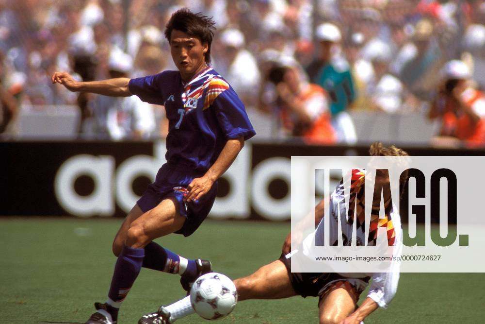 Shin Hong Gi (li., Südkorea) gegen Thomas Häßler (Deutschland) Fußball WM Herren Weltmeisterschaft 1994, Länderspiel, Gruppenspiel, Gruppe C, Nationalmannschaft, Nationalteam, Gruppe Dallas Dynamik,