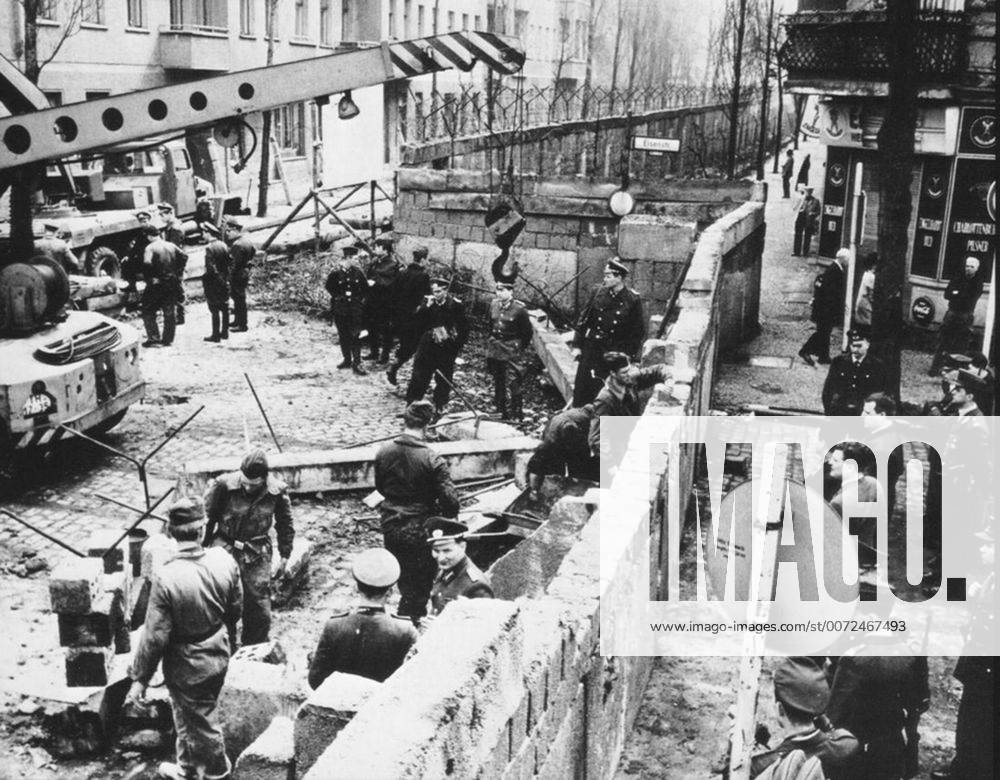 Construction of the Berlin Wall. dividing East from West Germany. 1961 WHA !ACHTUNG AUFNAHMEDATUM GESCHÄTZT!