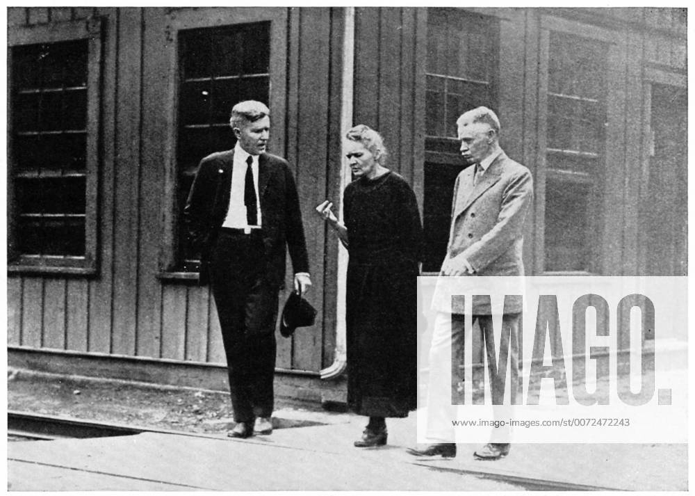 IMAGO ICONS: Marie Curie Marie CURIE (1867-1934) Polish-born French physicist and Nobel laureate during her tour of the United States in 1921 in discussion with two fellow scientists at Pittsburgh. WHA !ACHTUNG AUFNAHMEDATUM GESCHÄTZT!