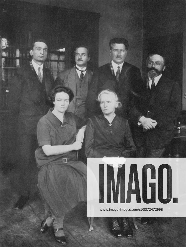 IMAGO ICONS: Marie Curie Marie Curie (1867-1934) Polish-born French physicist, with her daughter Irene Joliot-Curie (1897-1956) with members of the Institute of Radium, Paris. On the right is their co-worker Andre Debierne WHA !ACHTUNG AUFNAHMEDATUM GESCHÄTZT!