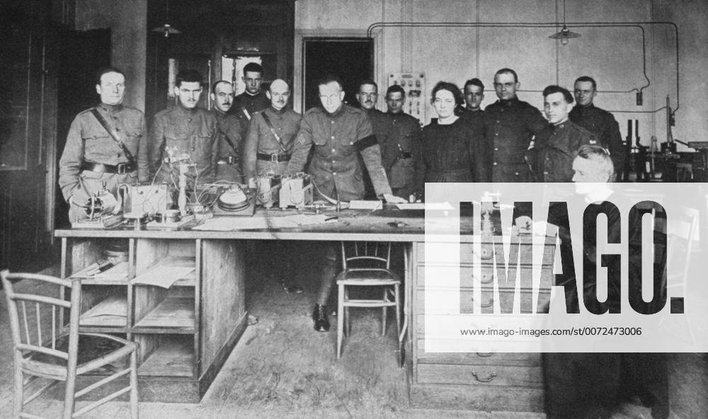 IMAGO ICONS: Marie Curie Marie Curie (1867-1934) Polish-born French physicist, and her daughter Irene, with pupils from the American Expeditionary Corps at the Institute of Radium, Paris, in 1919. WHA !ACHTUNG AUFNAHMEDATUM GESCHÄTZT!