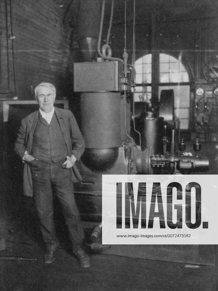 Thomas Alva Edison (1847-1931) American inventor, with his first dynamo for producing electric light. WHA !ACHTUNG AUFNAHMEDATUM GESCHÄTZT!