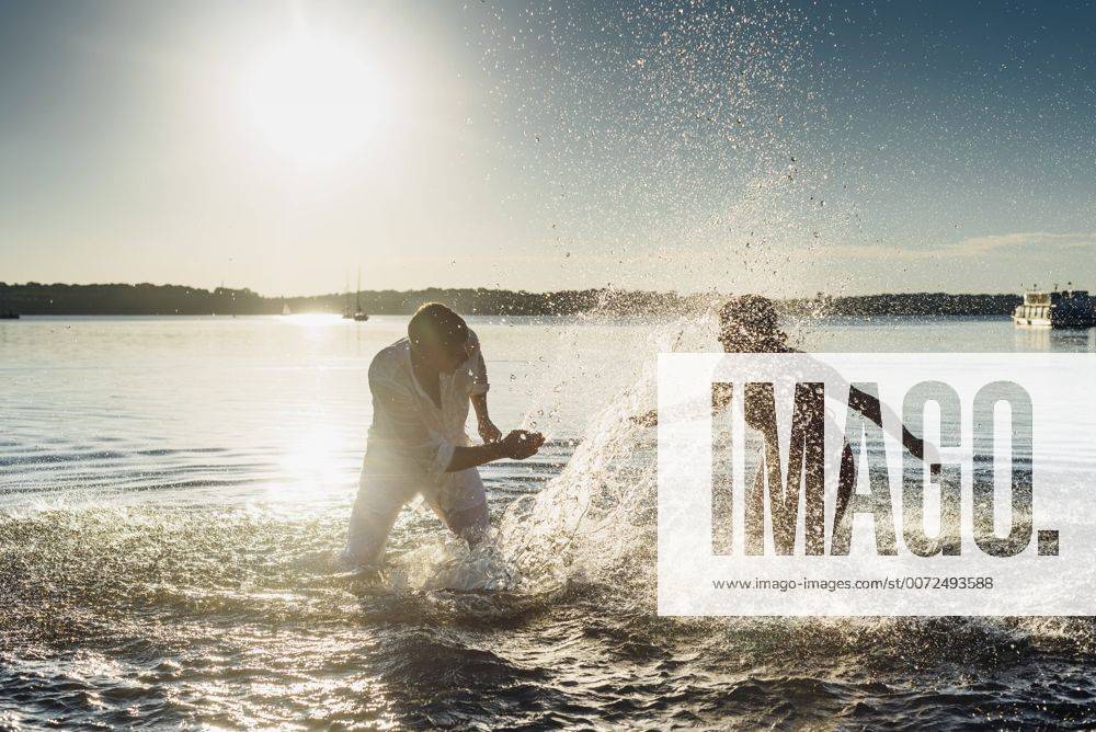 Couple squirting each other with water model released Symbolfoto MJF001985