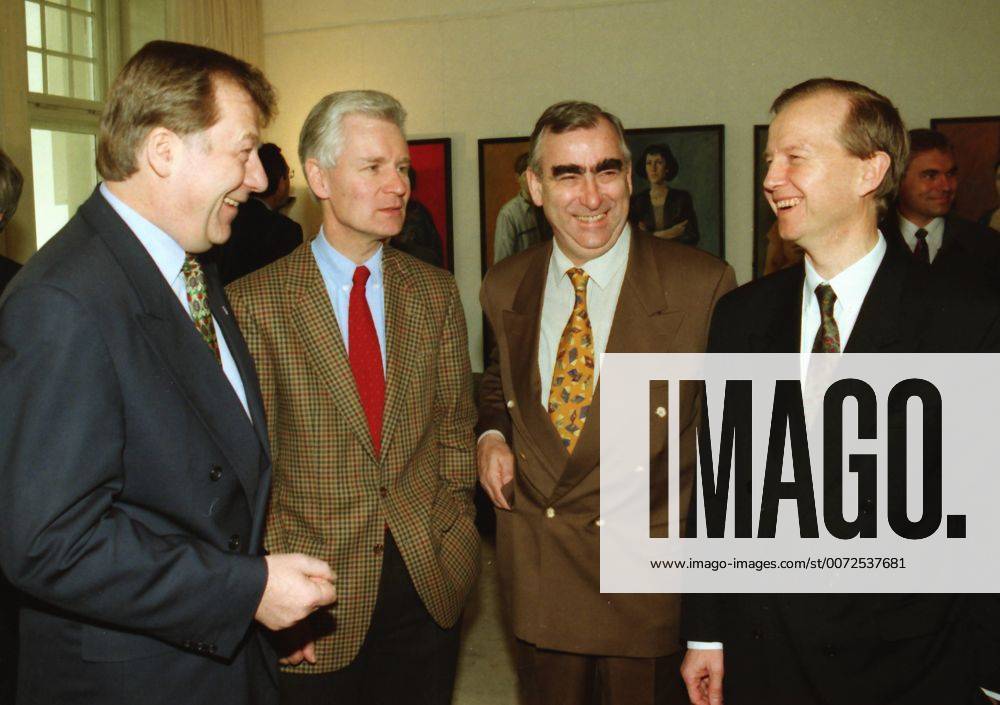( v.l. ) die Politiker Eberhard Diepgen, Henning Voscherau, Theo Waigel und Friedrich Bohl in Bonn 2.6.1996 Aufnahmedatum geschaetzt -- German President Roman Herzog , undated photo