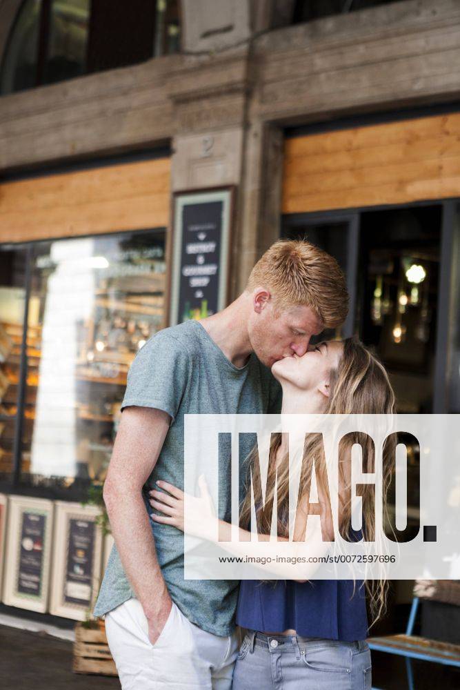 Youniverse - Urban Lifestyle Couple kissing in front of a coffee shop model released Symbolfoto VABF000607