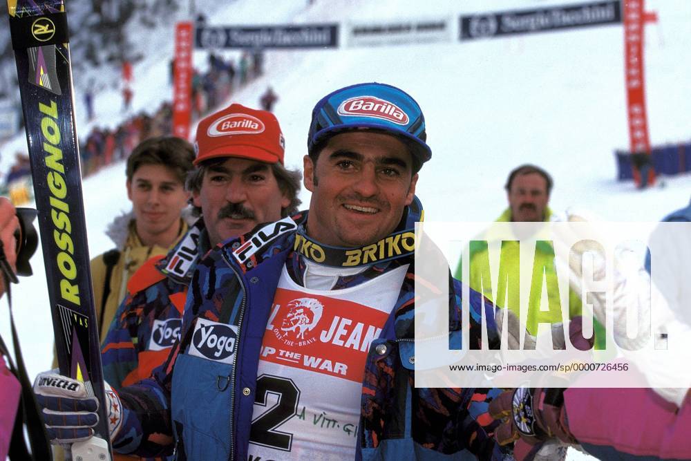 Sieger Alberto Tomba (Italien, Mitte) lässt sich von seinen Anhängern feiern Alpiner Skilauf Herren Weltcup 1994 1995, Welt-Cup, Worldcup, World, WC, Skisport, Ski Alpin, Riesenslalom Gruppe Kranjska Gora Freude,