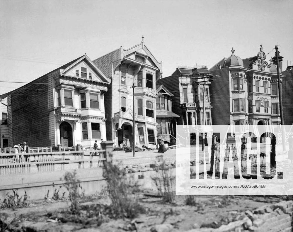 After the earthquake in San Fransisco.Tilted wooden-frame houses; Howard St. between Eighteenth and Nineteenth Street 1906 WHA !ACHTUNG AUFNAHMEDATUM GESCHÄTZT!