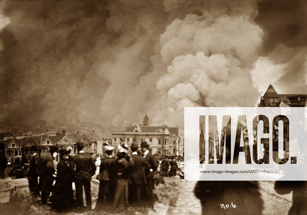 Onlookers gaze at the smoke rising from fires; following the 1906 San Francisco earthquake WHA !ACHTUNG AUFNAHMEDATUM GESCHÄTZT!
