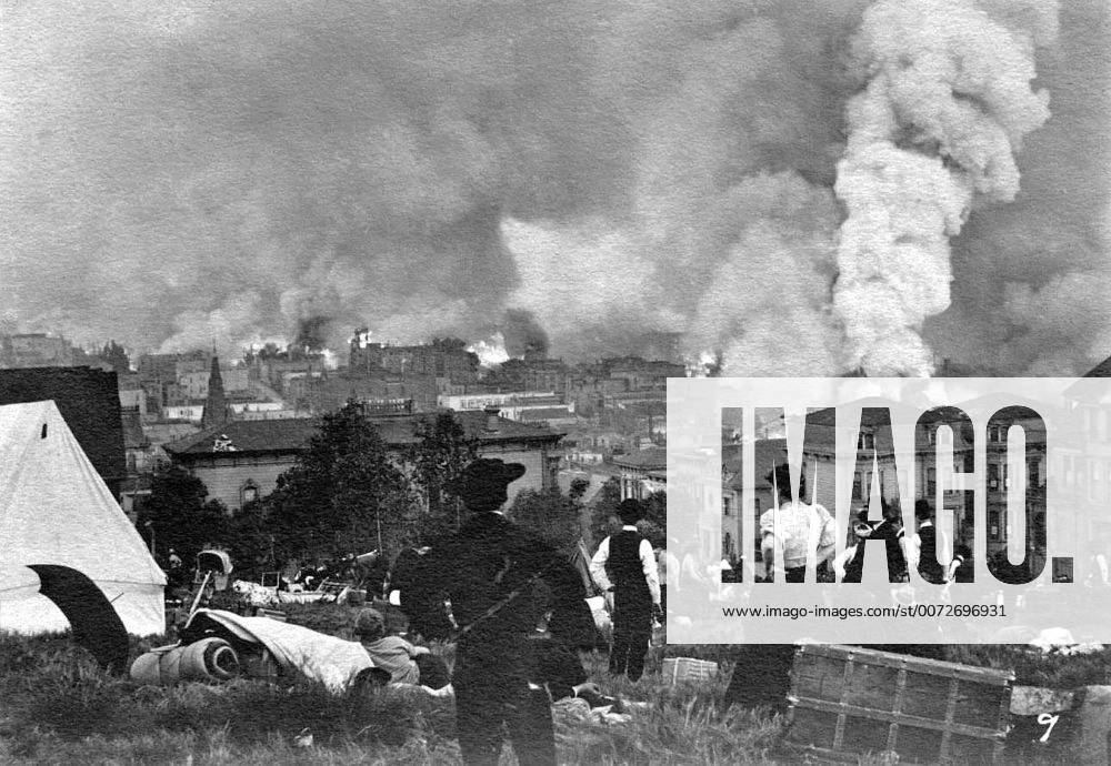 Refugees viewing fire in the city centre; following the 1906 San Francisco earthquake WHA !ACHTUNG AUFNAHMEDATUM GESCHÄTZT!