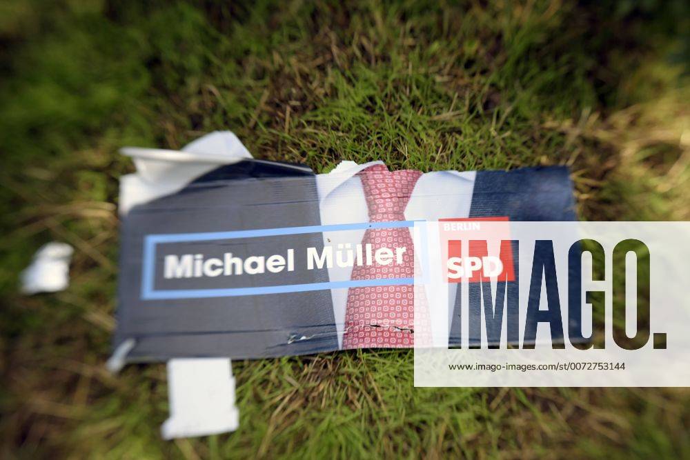 Zerstörtes und heruntergerissenes Wahlplakat der SPD von Michael Müller in Berlin-Prenzlauer Berg Wahlplakate zur Abgeordnetenhauswahl in Berlin