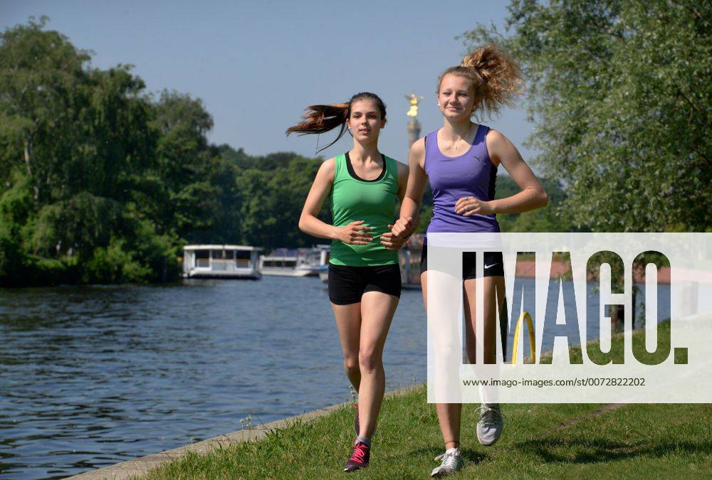 Maedchen, Sport, Joggen, Spreeufer, Berlin, Deutschland Maedchen Sport Joggen Spreeufer Berlin Deutschland