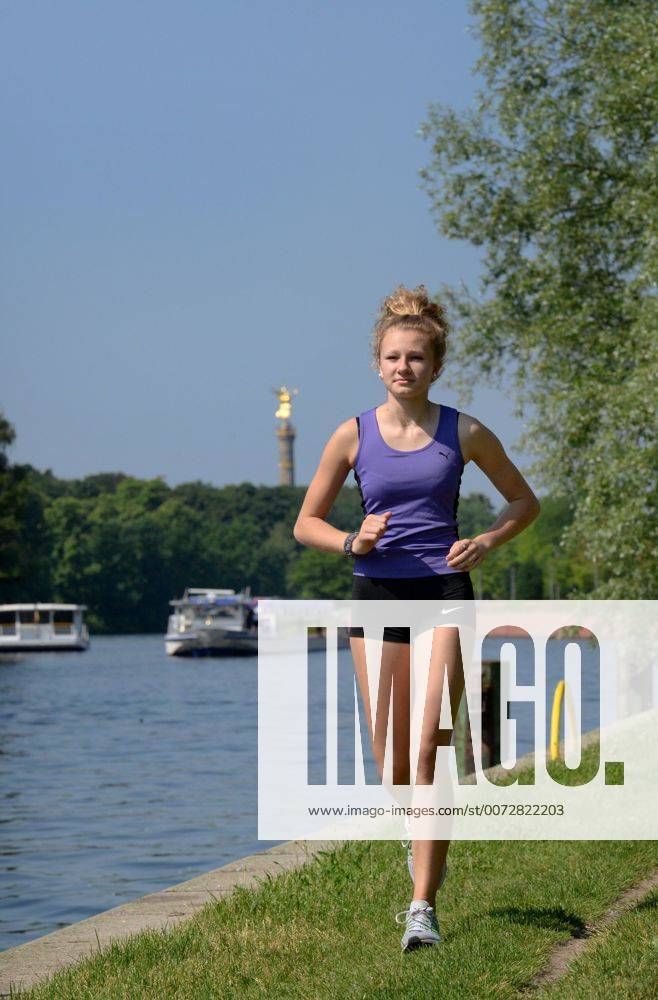 Maedchen, Sport, Joggen, Spreeufer, Berlin, Deutschland Maedchen Sport Joggen Spreeufer Berlin Deutschland