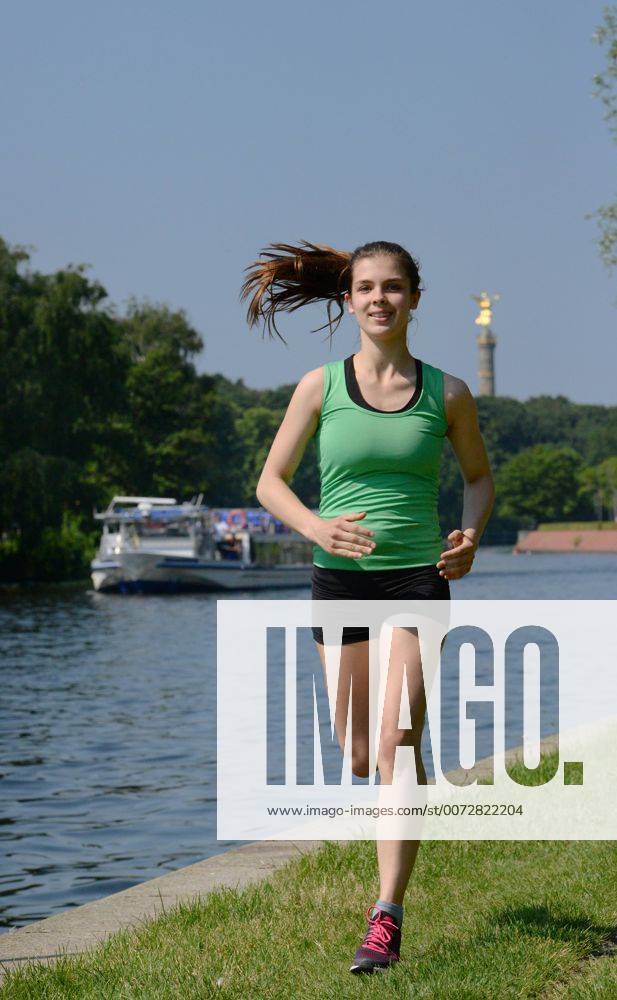 Maedchen, Sport, Joggen, Spreeufer, Berlin, Deutschland Maedchen Sport Joggen Spreeufer Berlin Deutschland