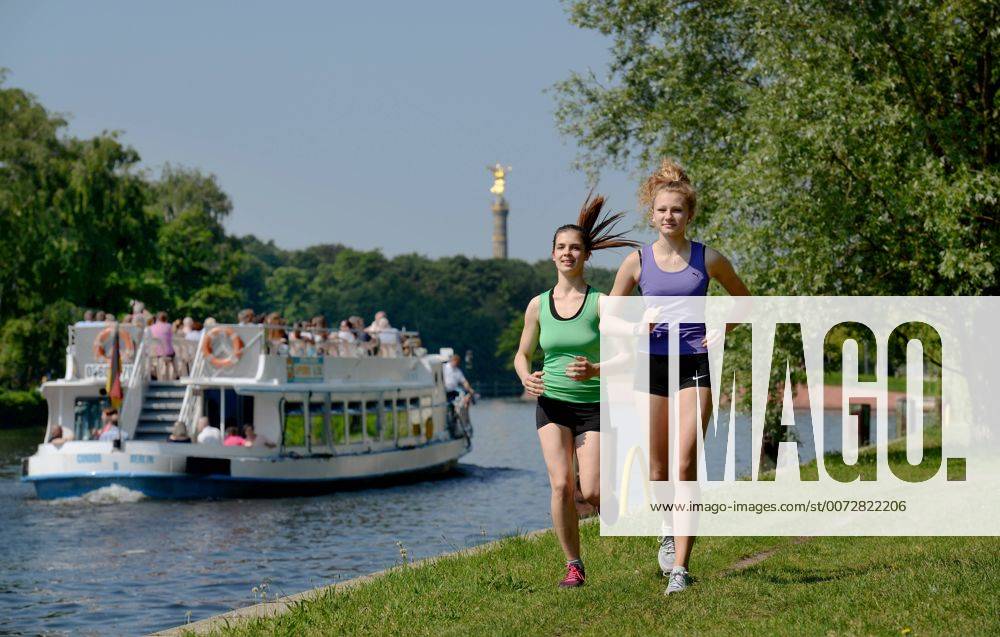 Maedchen, Sport, Joggen, Spreeufer, Berlin, Deutschland Maedchen Sport Joggen Spreeufer Berlin Deutschland