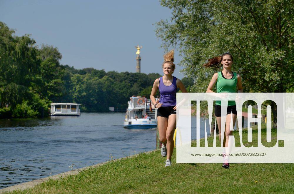 Maedchen, Sport, Joggen, Spreeufer, Berlin, Deutschland Maedchen Sport Joggen Spreeufer Berlin Deutschland