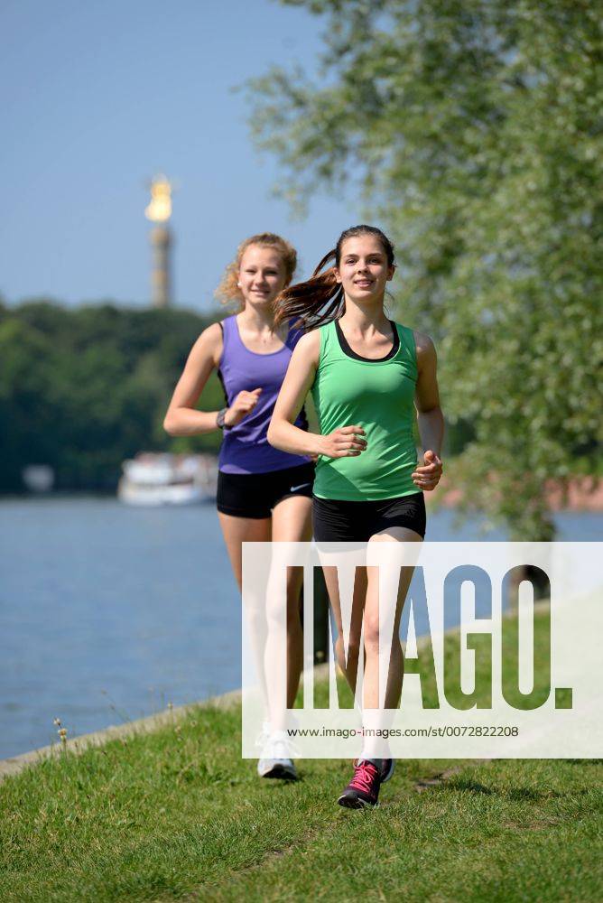 Maedchen, Sport, Joggen, Spreeufer, Berlin, Deutschland Maedchen Sport Joggen Spreeufer Berlin Deutschland