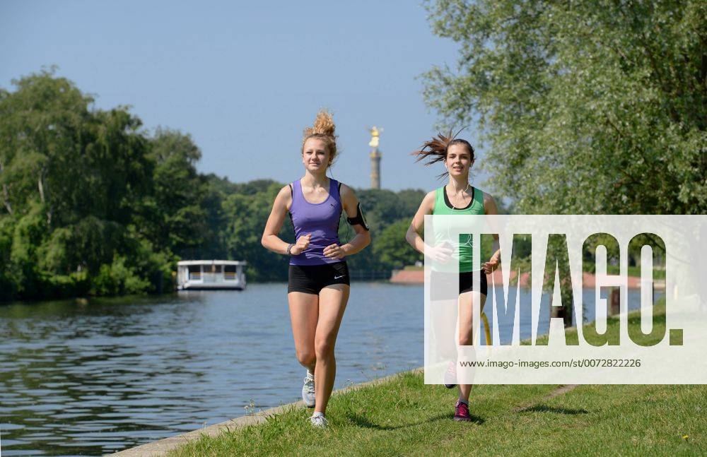 Maedchen, Sport, Joggen, Spreeufer, Berlin, Deutschland Maedchen Sport Joggen Spreeufer Berlin Deutschland